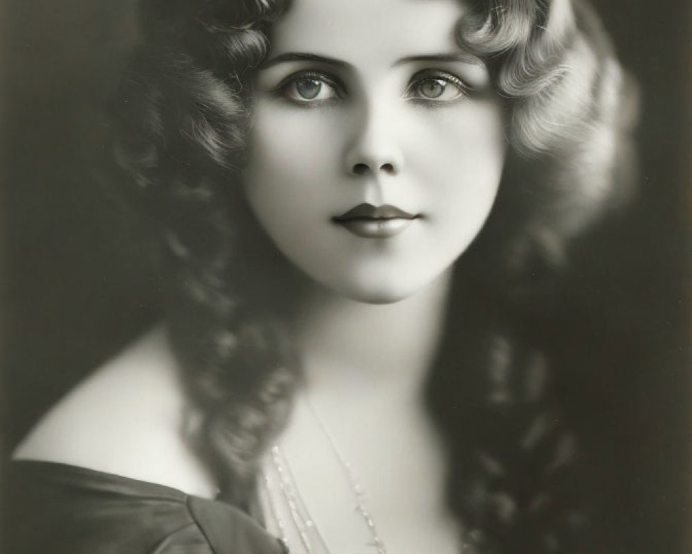 Classic Hollywood Glamour: Vintage Black and White Portrait of Woman with Wavy Hair and Dramatic Makeup