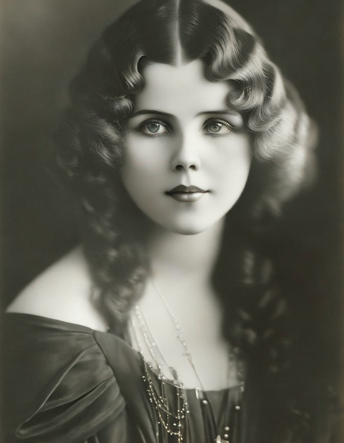 Classic Hollywood Glamour: Vintage Black and White Portrait of Woman with Wavy Hair and Dramatic Makeup