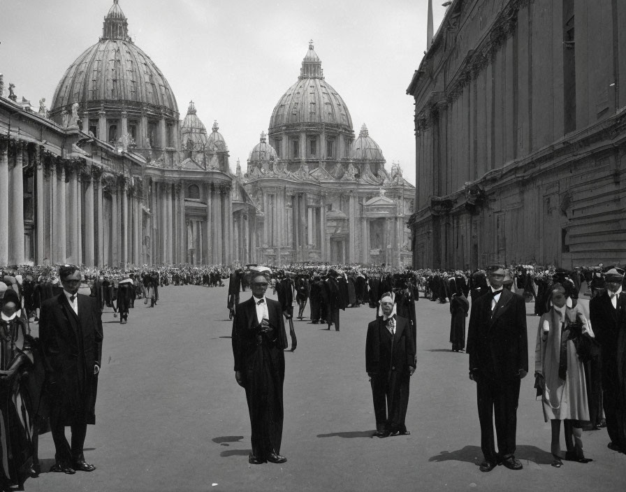 Historical black and white photo: Crowd in St. Peter's Square, Vatican City