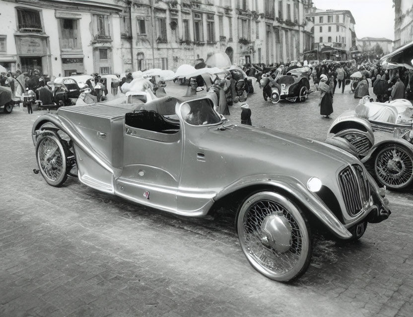 Classic Roadster Centerpiece at Vintage Cars Event