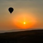 Tranquil hot air balloon in warm sunset sky