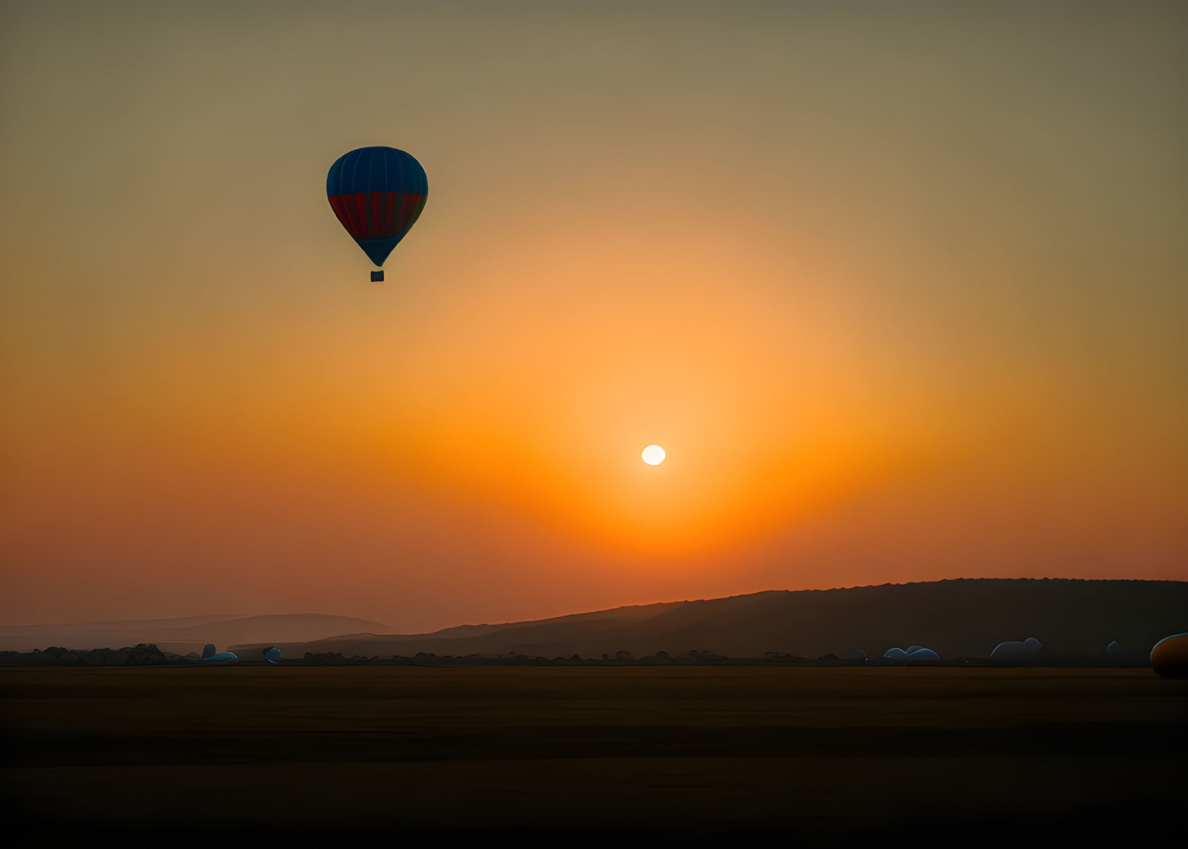 Tranquil hot air balloon in warm sunset sky