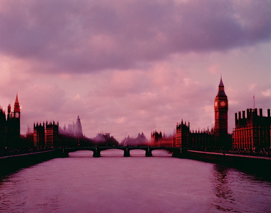 Silhouettes of Westminster Bridge and Elizabeth Tower at dusk over River Thames