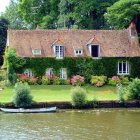 Charming cottage in lush garden setting