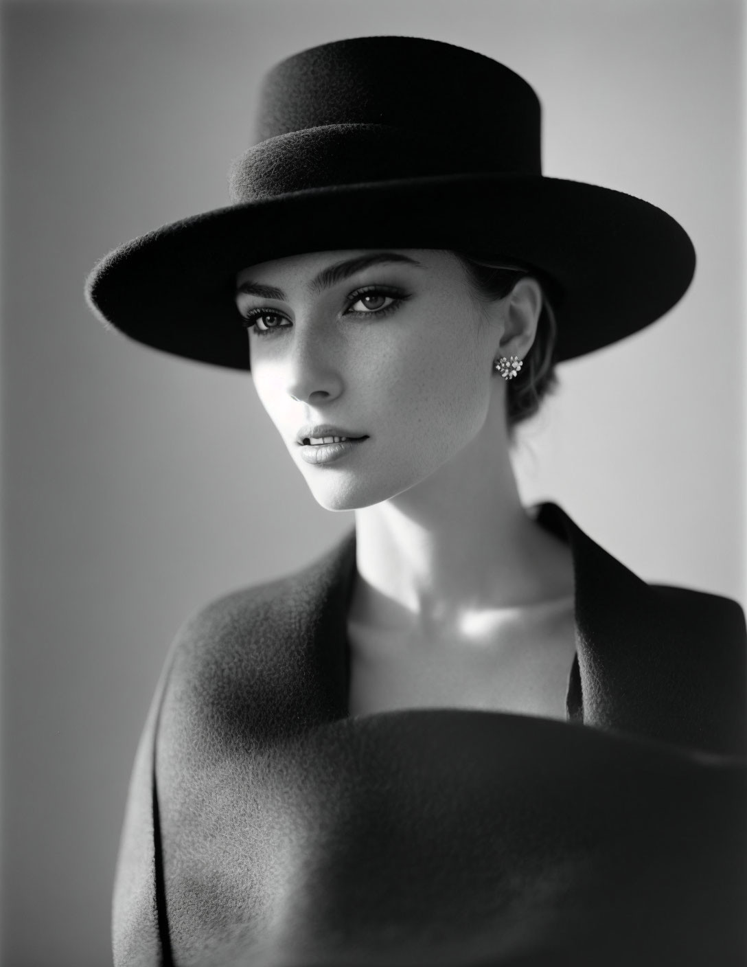 Monochrome portrait of a woman with a hat and elegant style