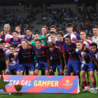 Blue and purple football team in group photo with "BSINNIG" ad, footballs,