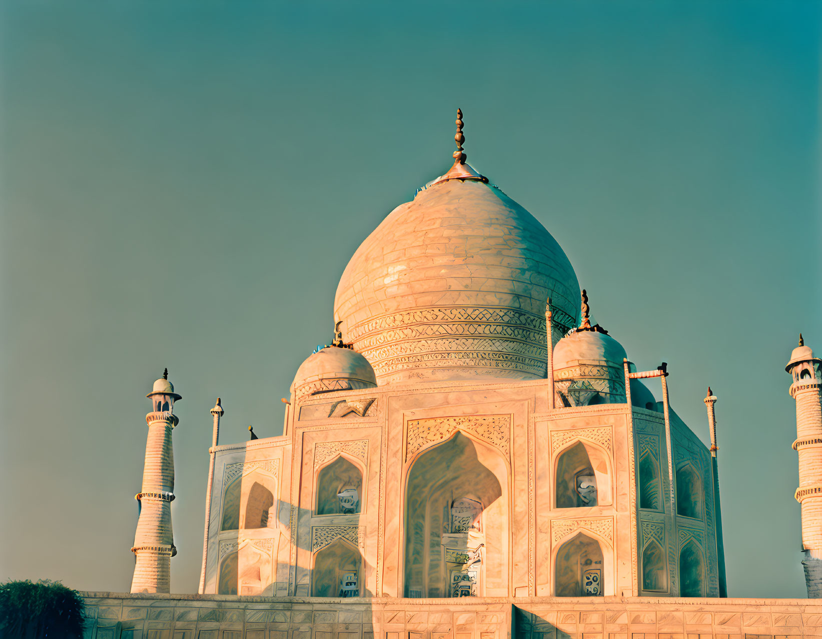 Iconic Taj Mahal: White Marble Dome and Minarets at Sunrise