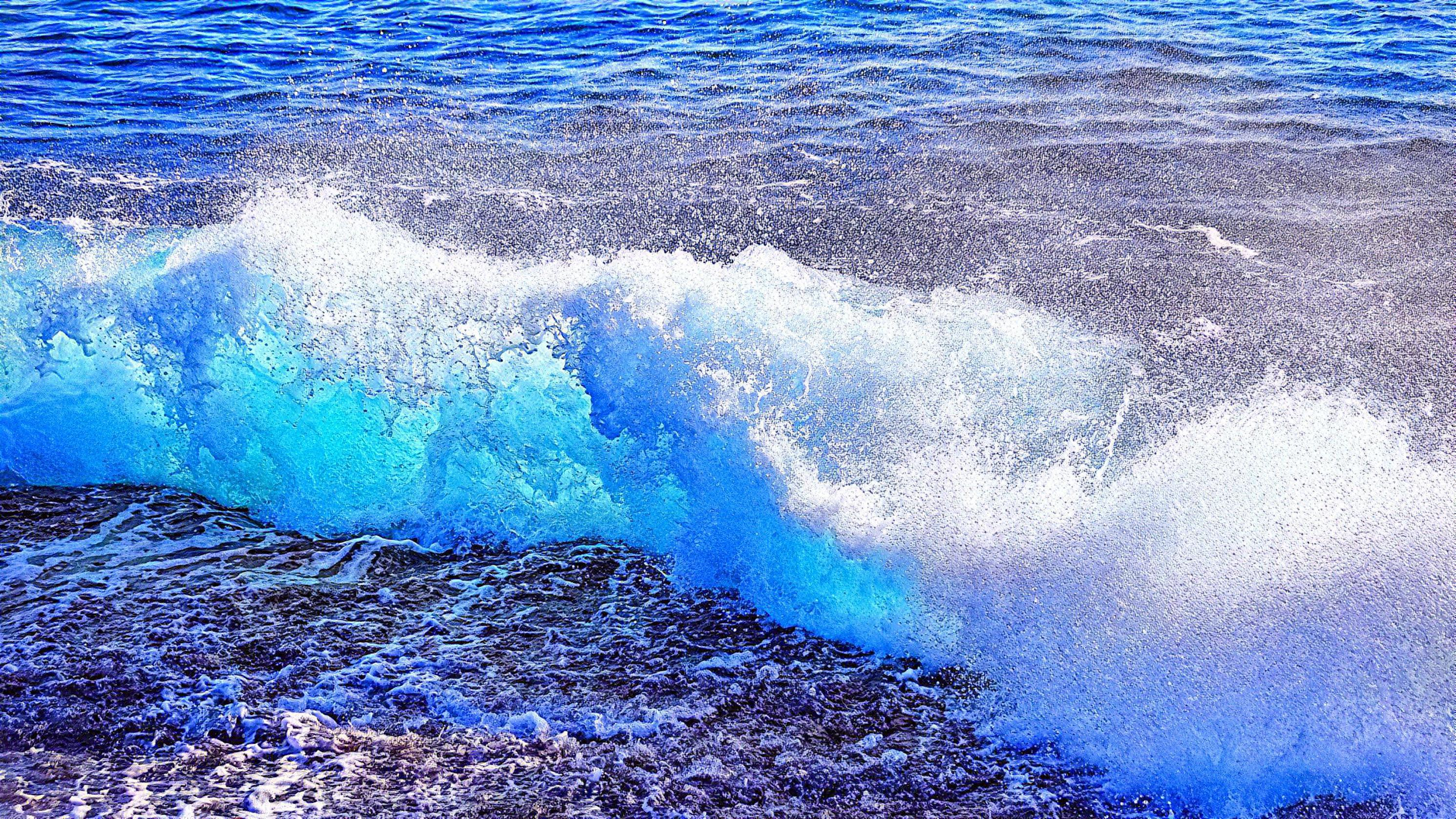 Waves breaking on shore